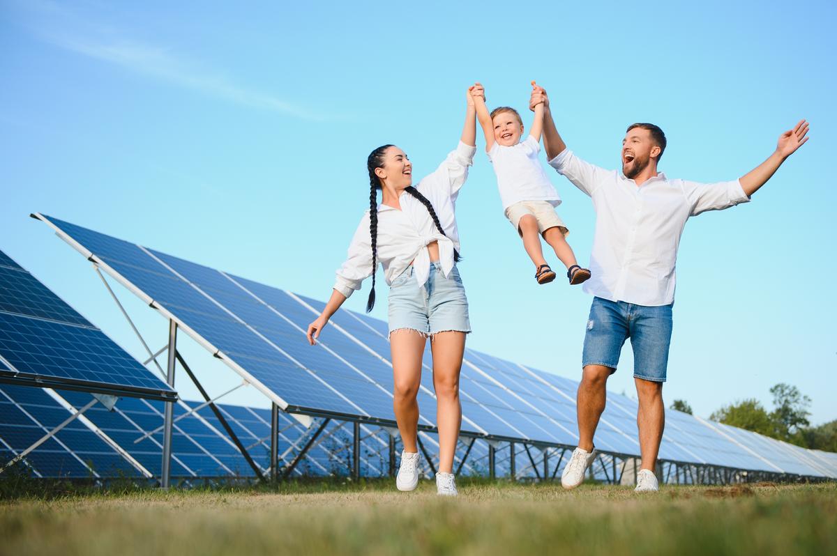 Familie vor einem Solarpark