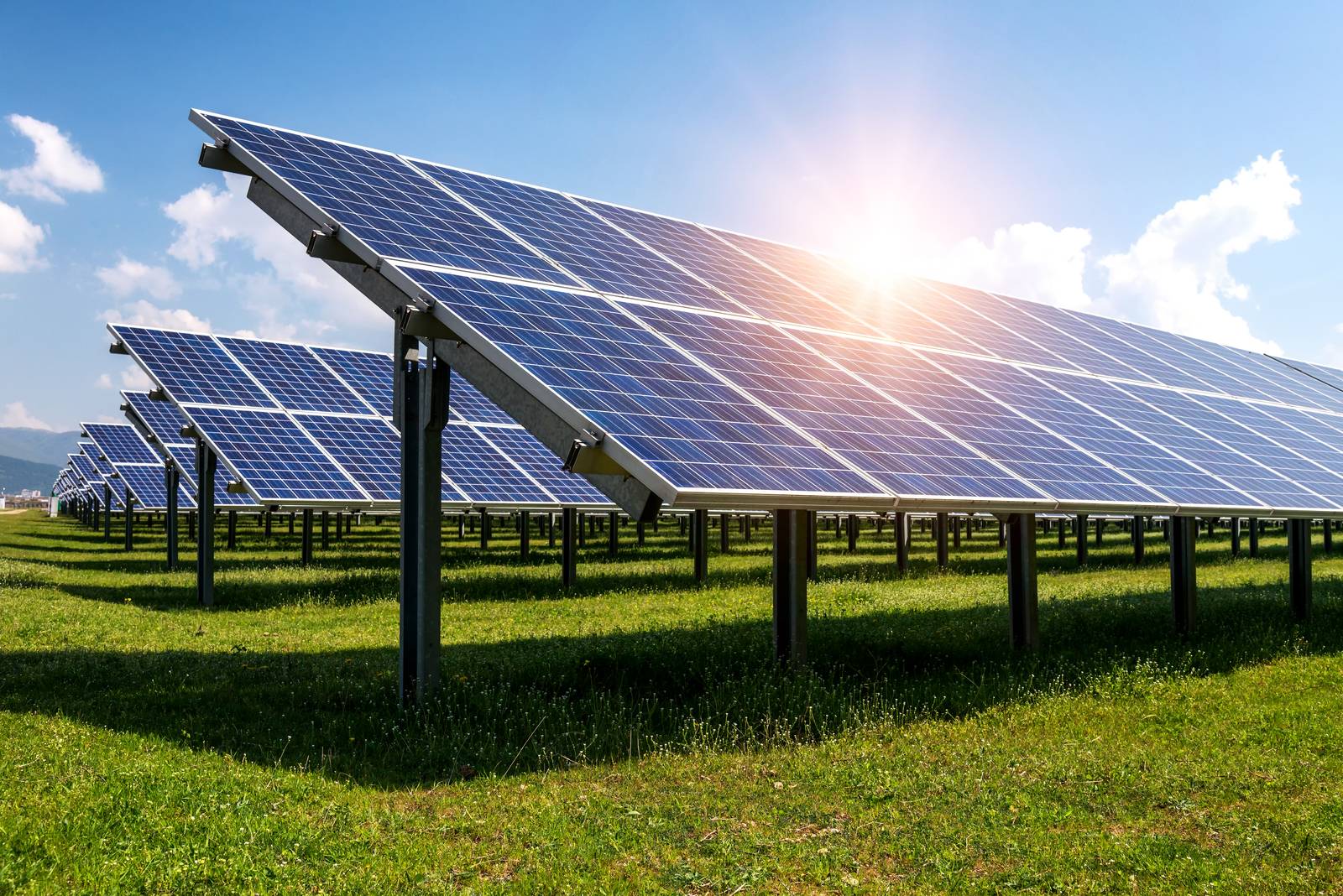 Freiflächen-Solarpark bei Sonnenschein